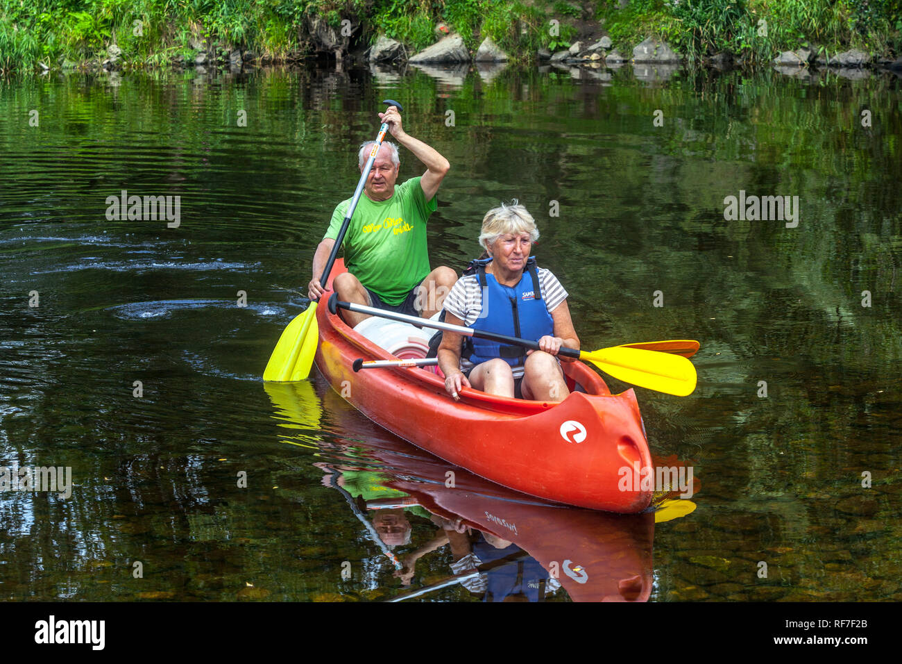 Persone anziane attive canoa fiume, in estate, Otava fiume, Boemia meridionale Repubblica Ceca seniors europeo Foto Stock