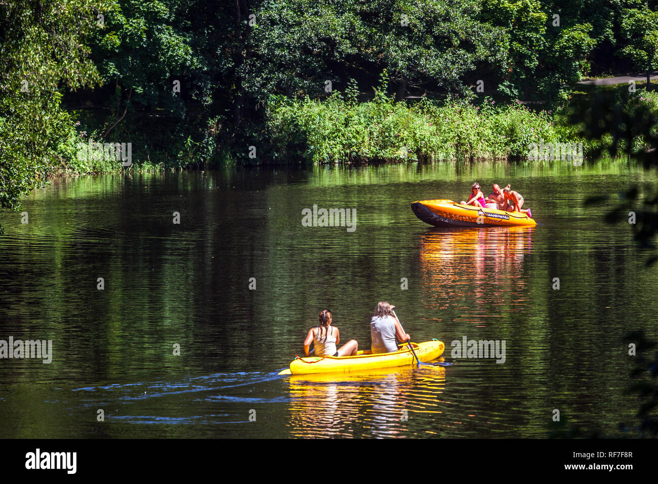 Le persone attive in canoa sul fiume, canoe andando lungo il fiume Otava, Boemia del Sud, Repubblica Ceca Foto Stock