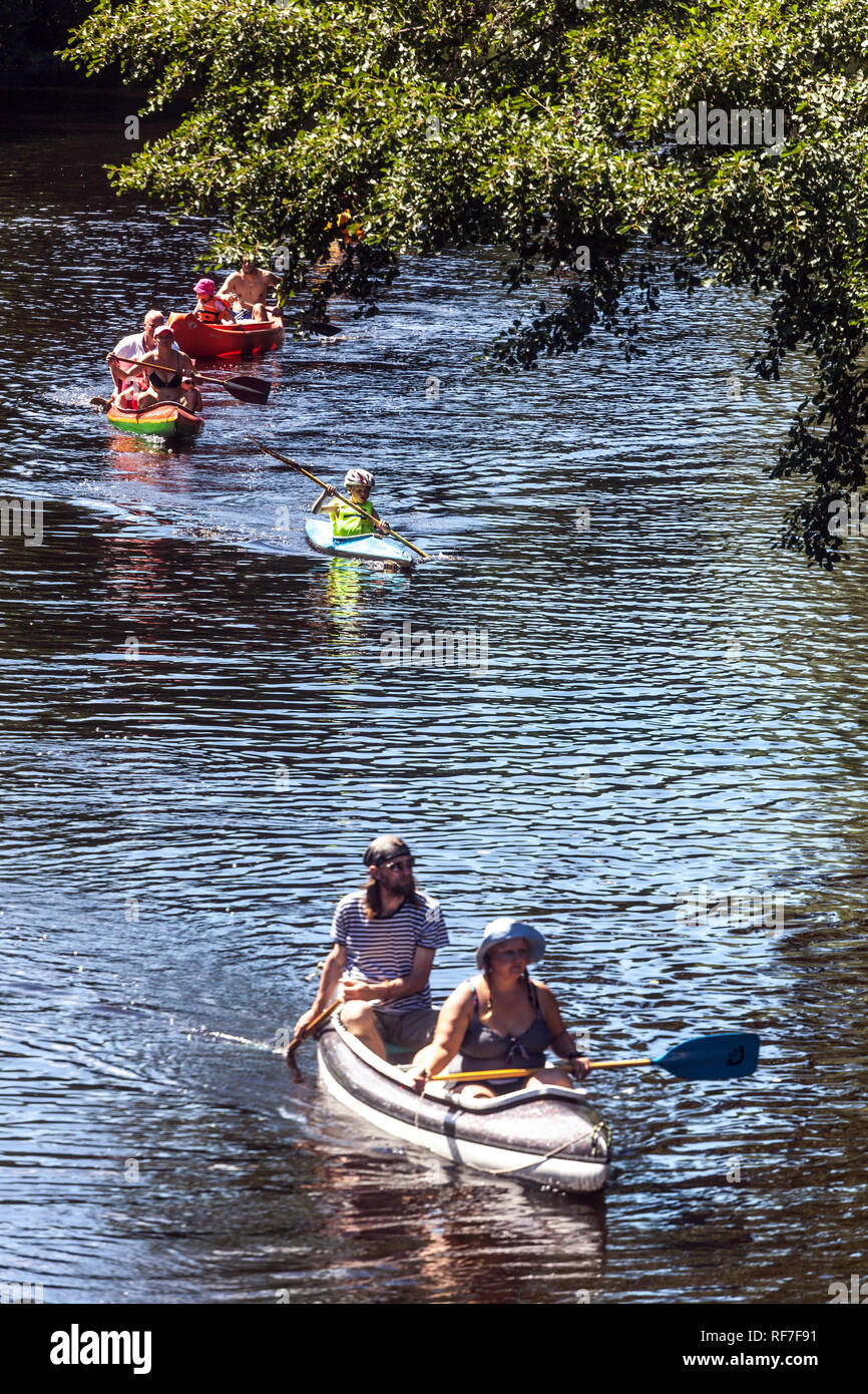 Famiglia attiva canoa fiume, uomini con bambini che scende fiume Otava, Boemia meridionale, Repubblica Ceca estate Foto Stock
