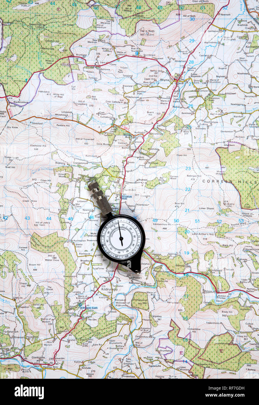 Un misuratore della mappa su una mappa di Aberdeenshire vicino al Correen colline a nord-est della Scozia. Foto Stock