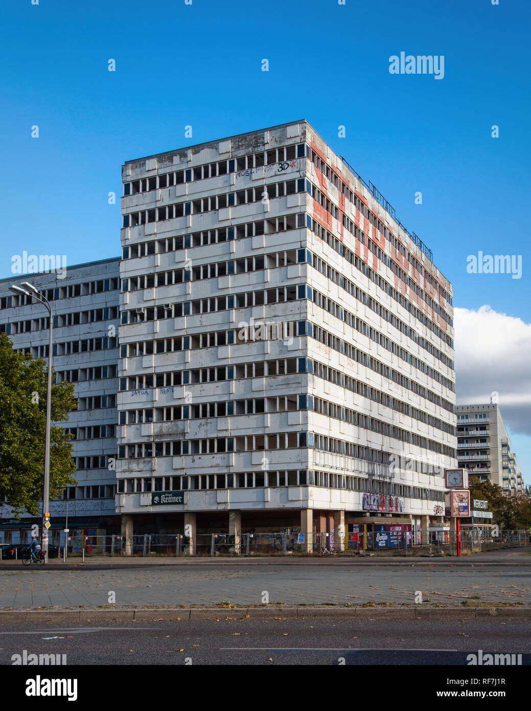 Berlino, Mitte. La casa di statistiche. Grande edificio complesso utilizzato dalla RDT per nazionali di amministrazione centrale per le statistiche - ora vuota Foto Stock