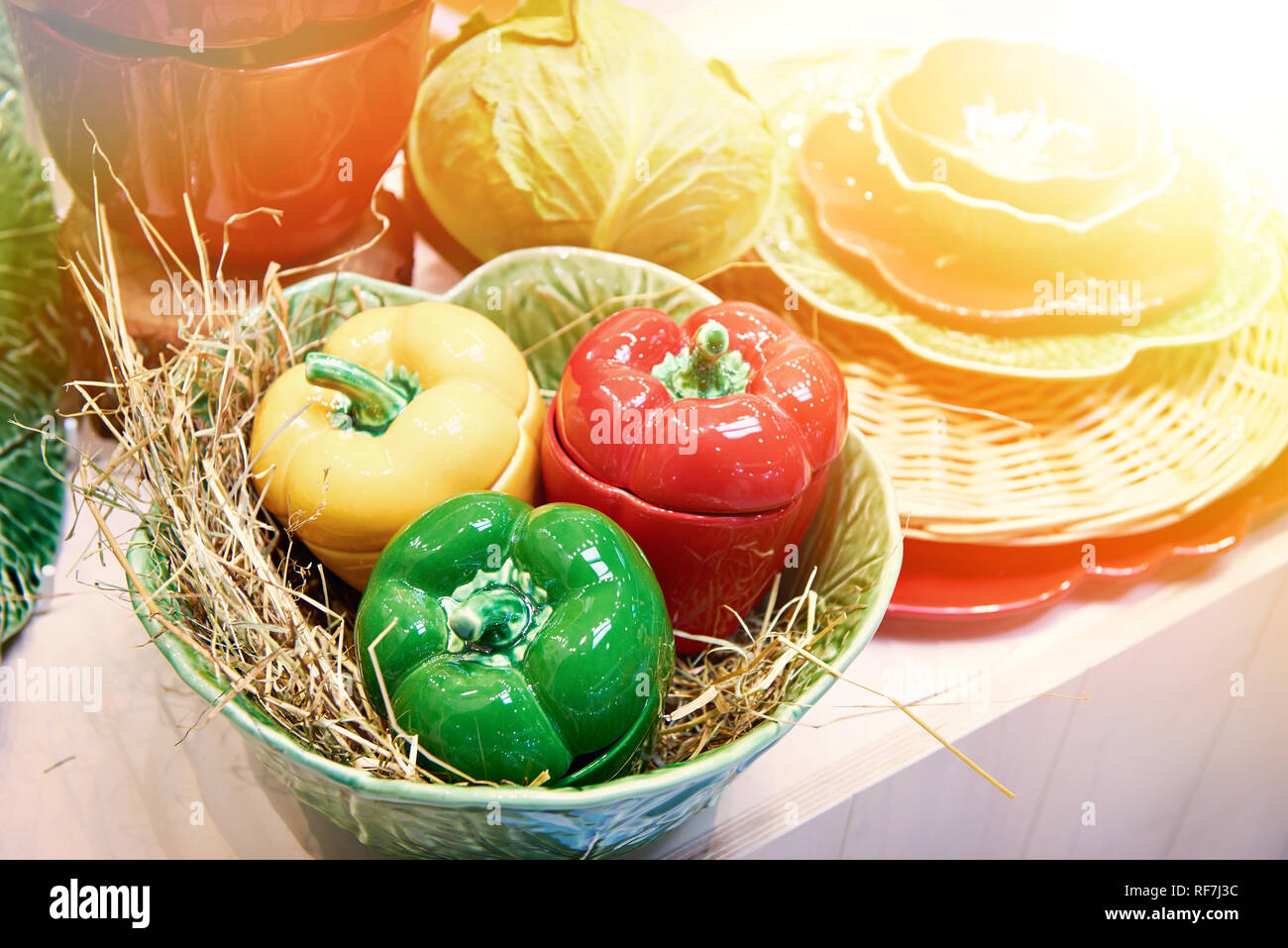 Oggetti per il servizio da tavola e verdure il cavolo e il peperone Foto Stock