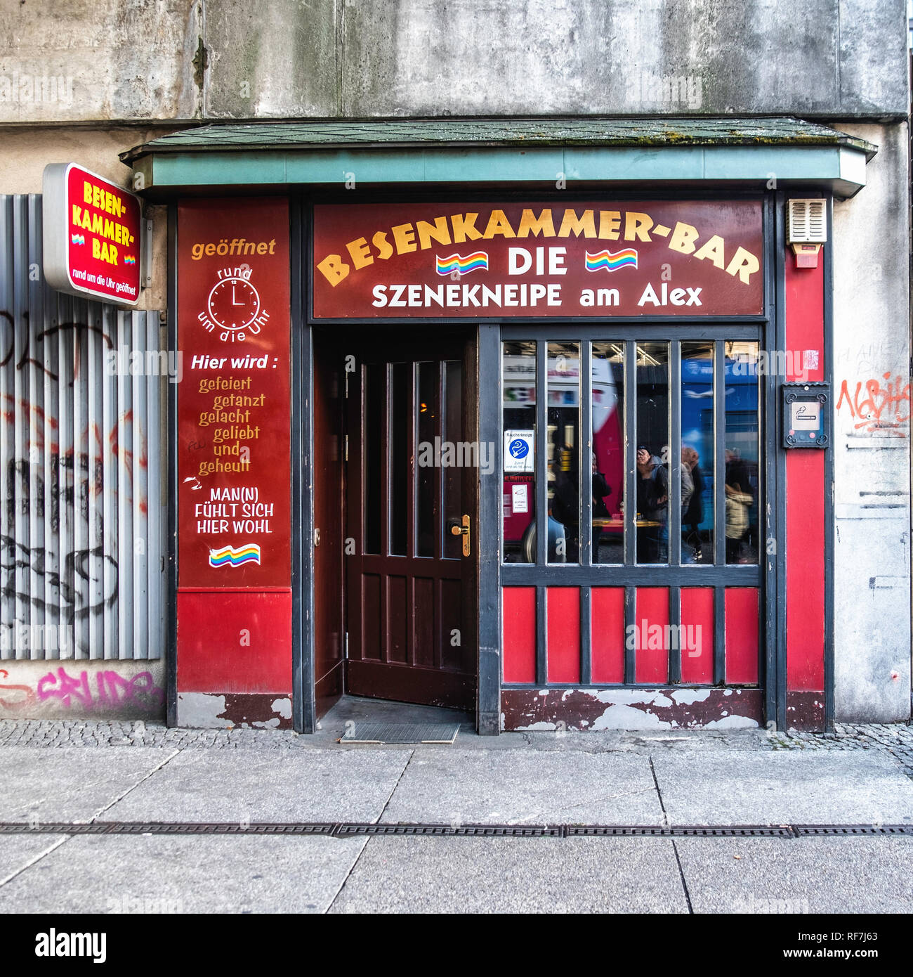 Besenkammer-Bar. Uno dei più antichi bar gay a Berlino sotto la sollevate  dalla stazione ferroviaria di Alexanderplatz,Mitte-Berlin Foto stock - Alamy