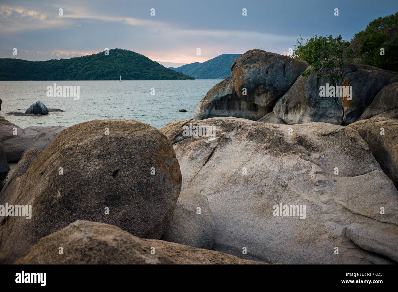 Cape Maclear all'estremità meridionale del Lago Malawi è un luogo pittoresco sul lago popolare con i turisti; è nel Parco Nazionale del Lago Malawi. Foto Stock