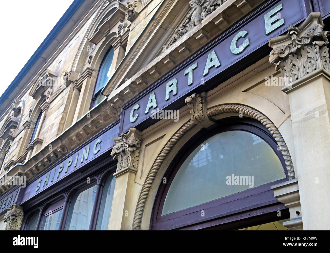 Spese di spedizione e di Cartagine segno storico sulla facciata di Piccadilly stazione ferroviaria, London Road, Manchester North West England, Regno Unito, M1 2QF Foto Stock