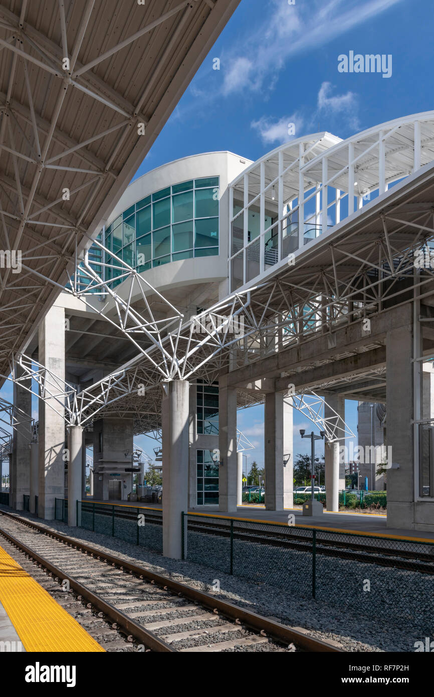 La nuova stazione Tri-Rail e treni all'Aeroporto di Miami. Il percorso ferroviario conduce i passeggeri a nord di Fort Lauderdale e oltre a Mangolia Park Station. Foto Stock