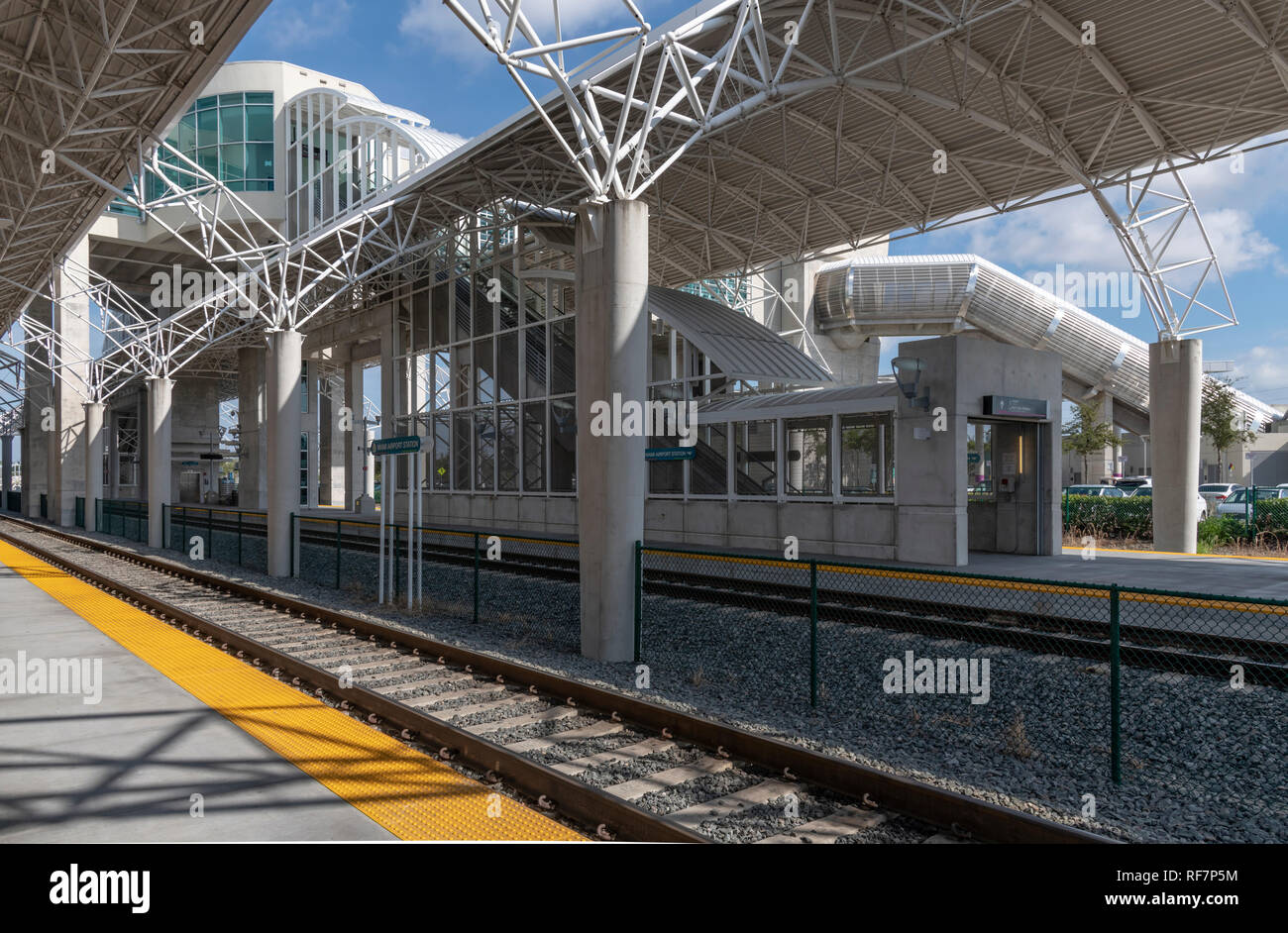 La nuova stazione Tri-Rail e treni all'Aeroporto di Miami. Il percorso ferroviario conduce i passeggeri a nord di Fort Lauderdale e oltre a Mangolia Park Station. Foto Stock