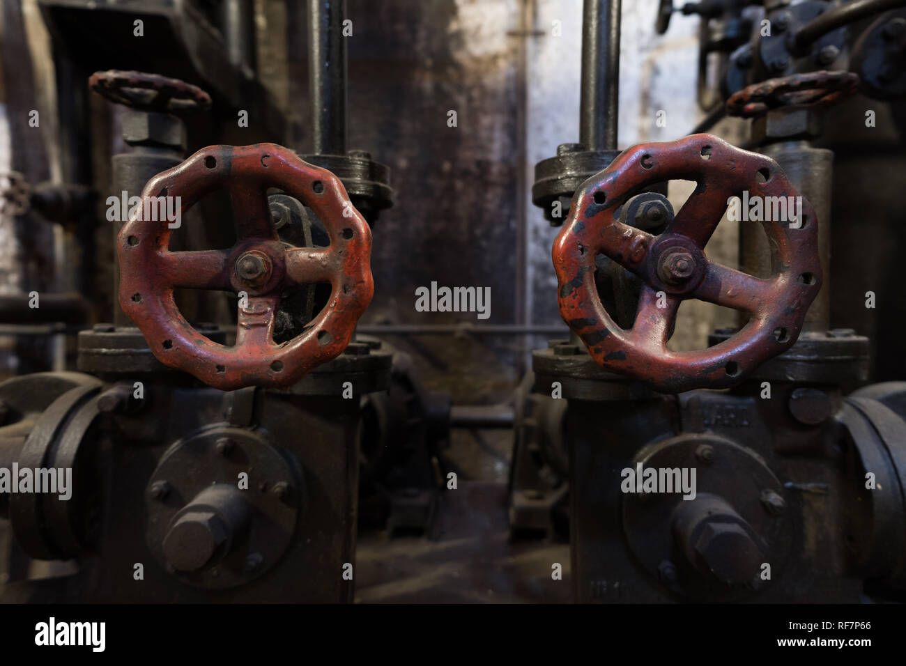 Chiudere fino a due ruote industriali in un industriale abbandonato la fabbrica di Granollers Foto Stock