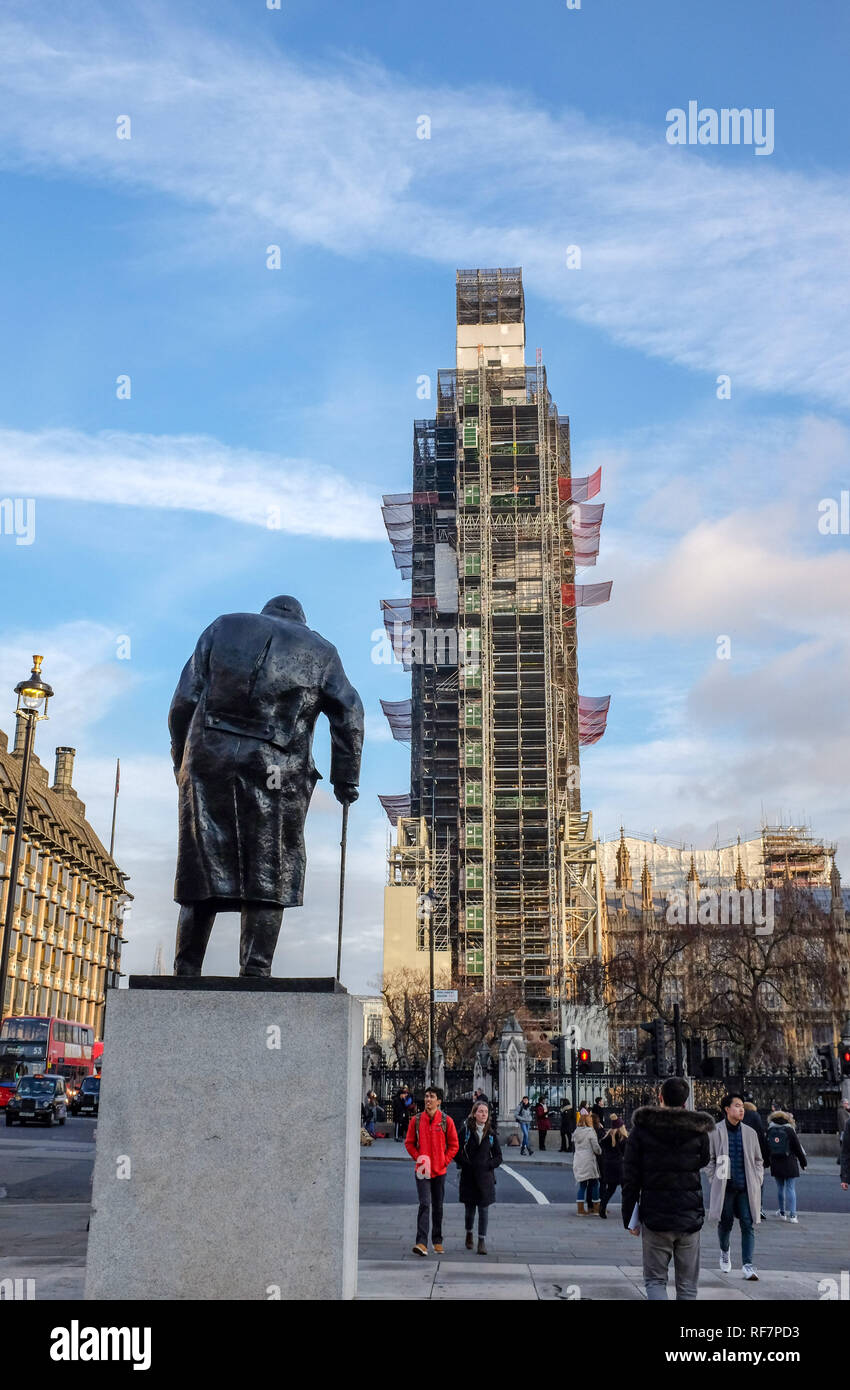 I lavori di ristrutturazione in corso di svolgimento sul case del Parlamento e il Big Ben clock tower Westminster London REGNO UNITO con la statua di Churchill in primo piano P Foto Stock