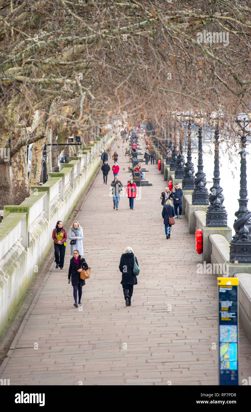 La gente camminare lungo la riva sud dal fiume Tamigi a Londra REGNO UNITO fotografia scattata da Simon Dack Foto Stock