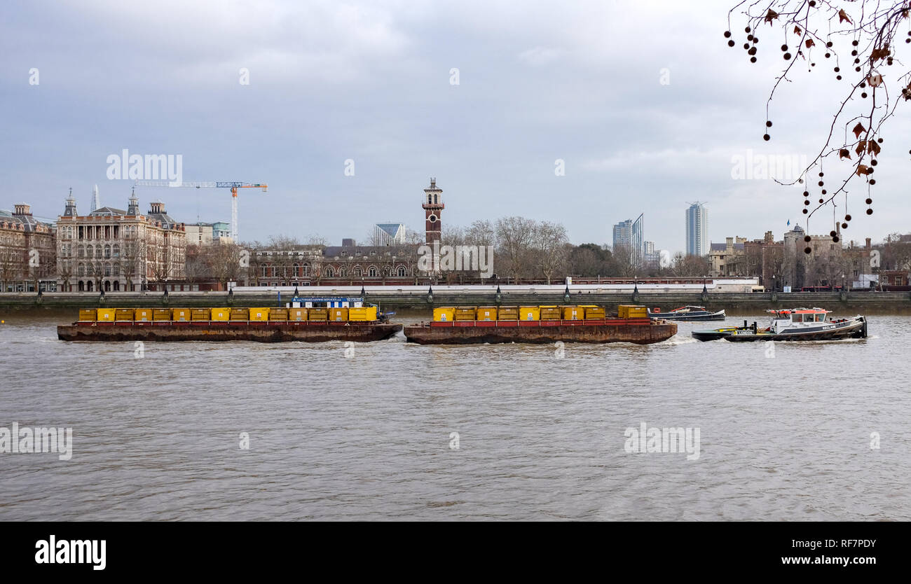 Barche da lavoro chiatte trainato lungo il fiume Tamigi da Westminster a Londra REGNO UNITO Foto Stock