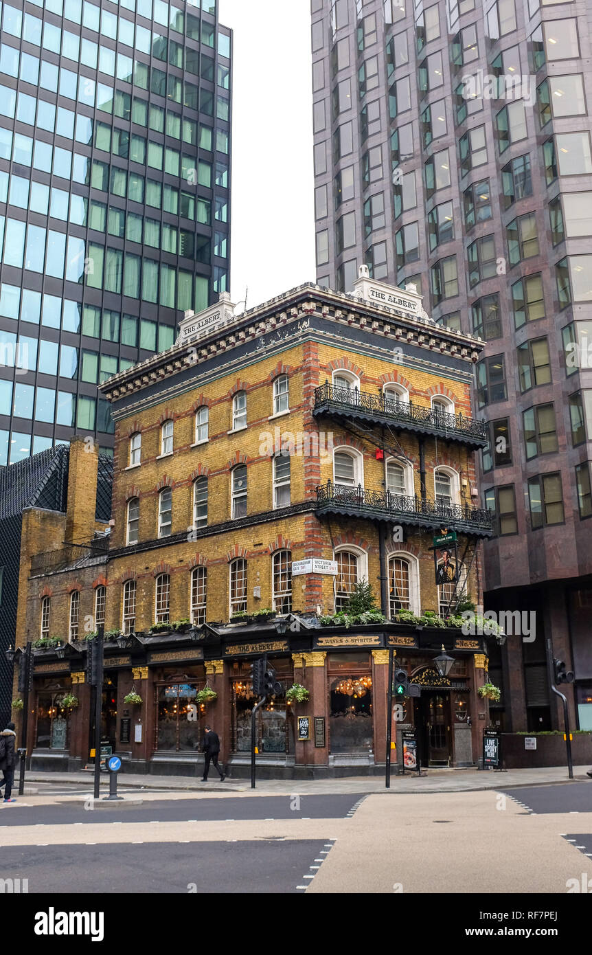Il famoso pub Albert in Victoria Street Westminster London REGNO UNITO Foto Stock