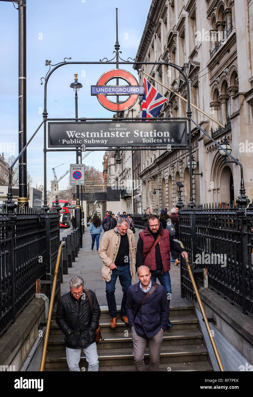 Westminster della metropolitana stazione ferroviaria ingresso in London REGNO UNITO Foto Stock