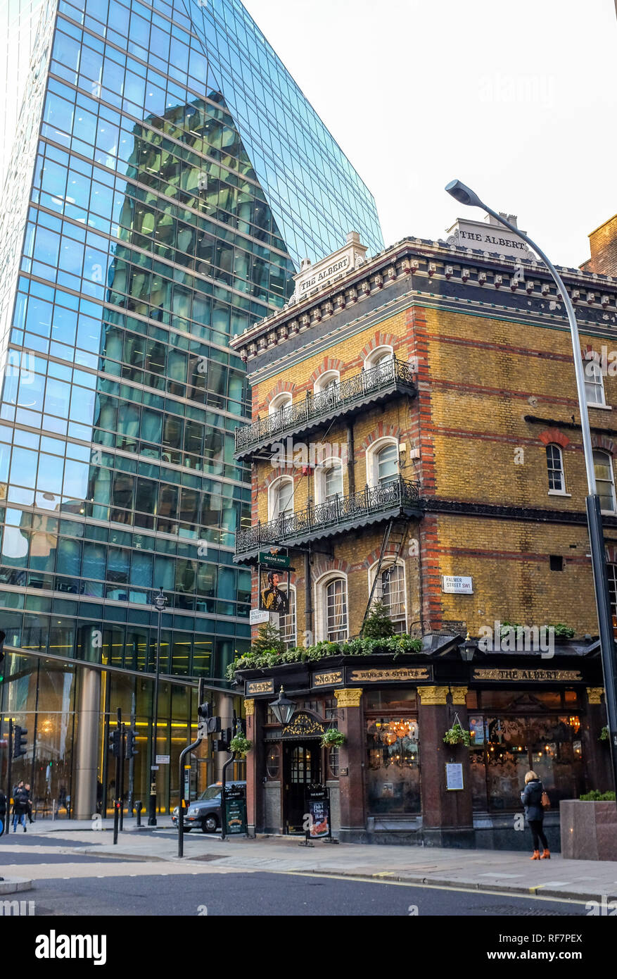 Il famoso pub Albert in Victoria Street Westminster London REGNO UNITO Foto Stock