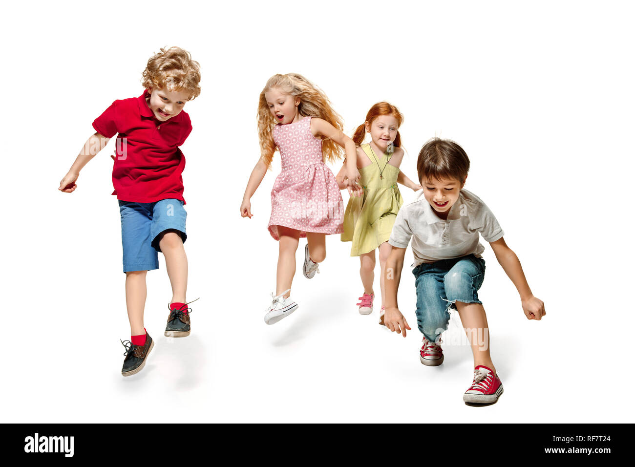 Gruppo di moda carino preschooler kids amici correndo insieme e guardando la fotocamera su un bianco di sfondo per studio. Giorno del libro, l educazione, la scuola, capretto, la conoscenza, l'infanzia, l'amicizia, lo studio e il concetto di bambini Foto Stock