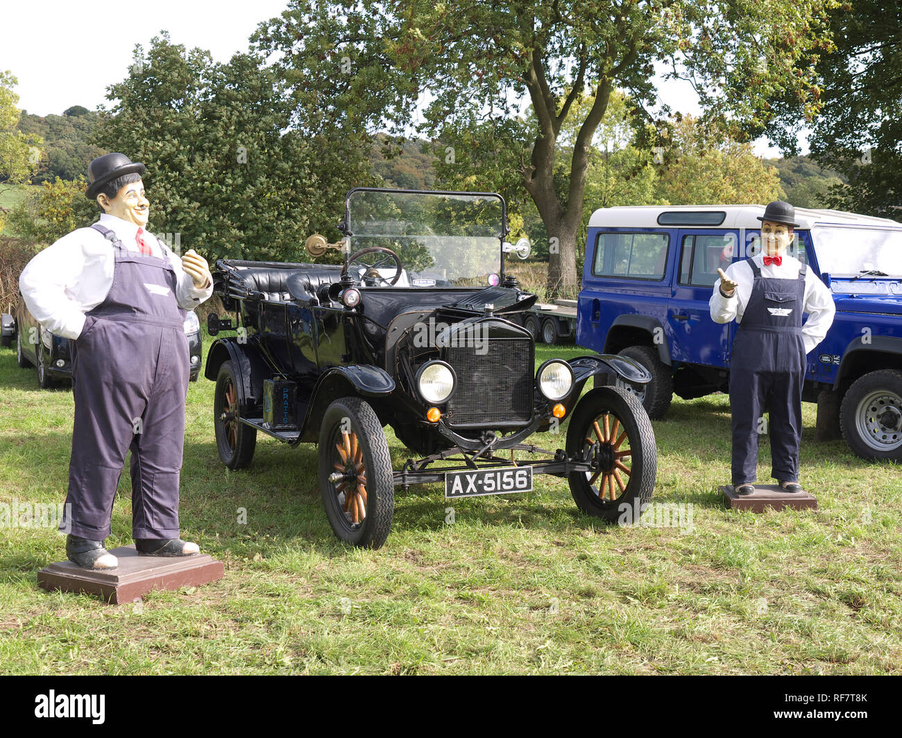 Vintage ford e Laurel e Hardy manichini a Ashover festa delle luci Foto Stock