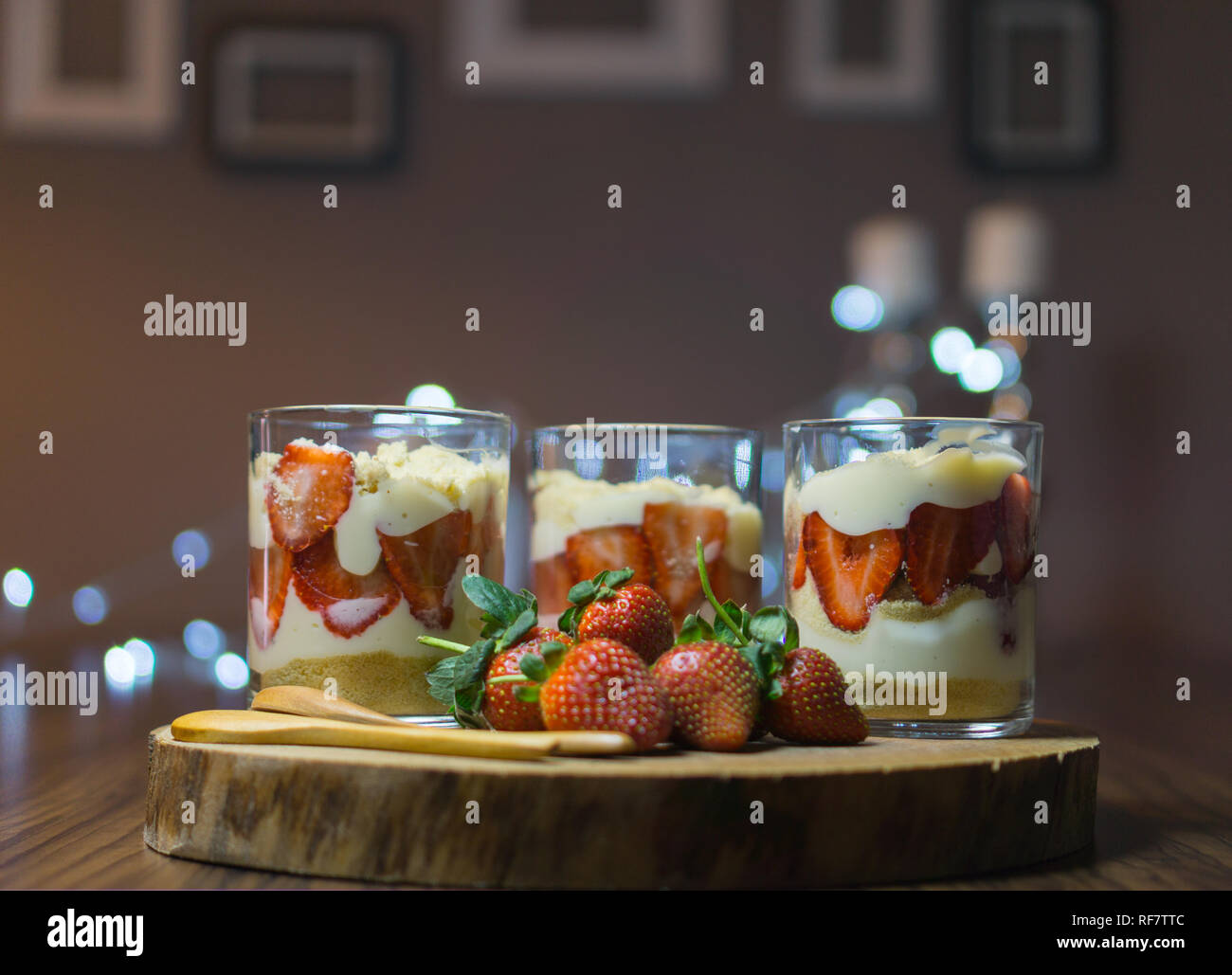 Magnolia dessert servito con le fragole. Decorate con luci in background. Foto Stock