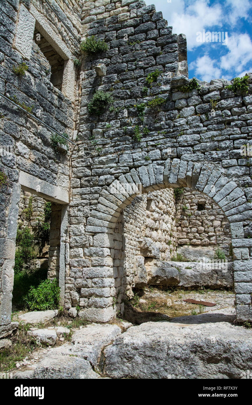 Dvigrad è una rovina desolata cittadina nel comune di Kanfanar nella parte croata della penisola Istrien. , Dvigrad ist eine verlassene Ruinensta Foto Stock