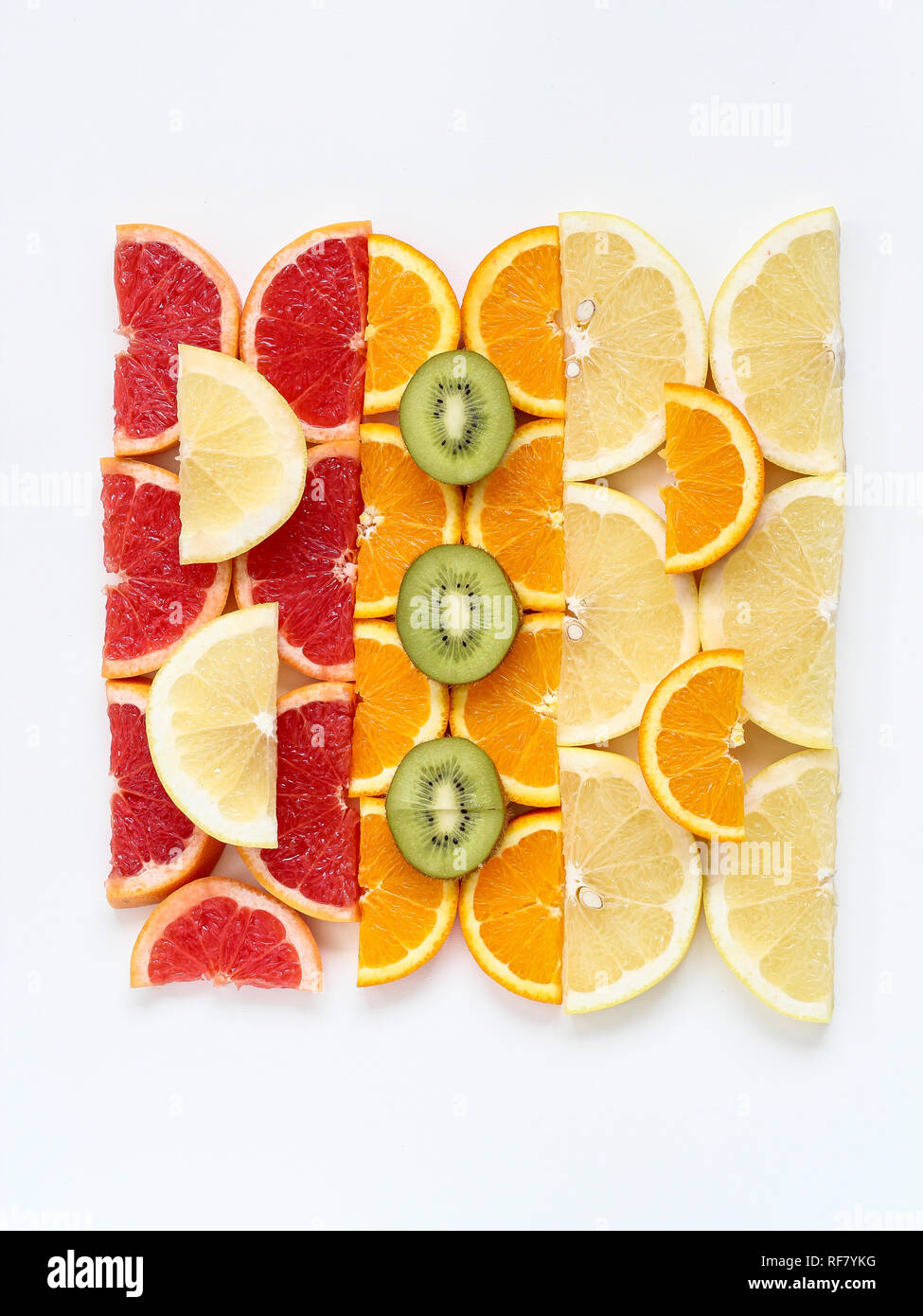 Creative modello squadrato di fettine di frutta - kiwi, arance e pompelmi, piatto stile laici Foto Stock