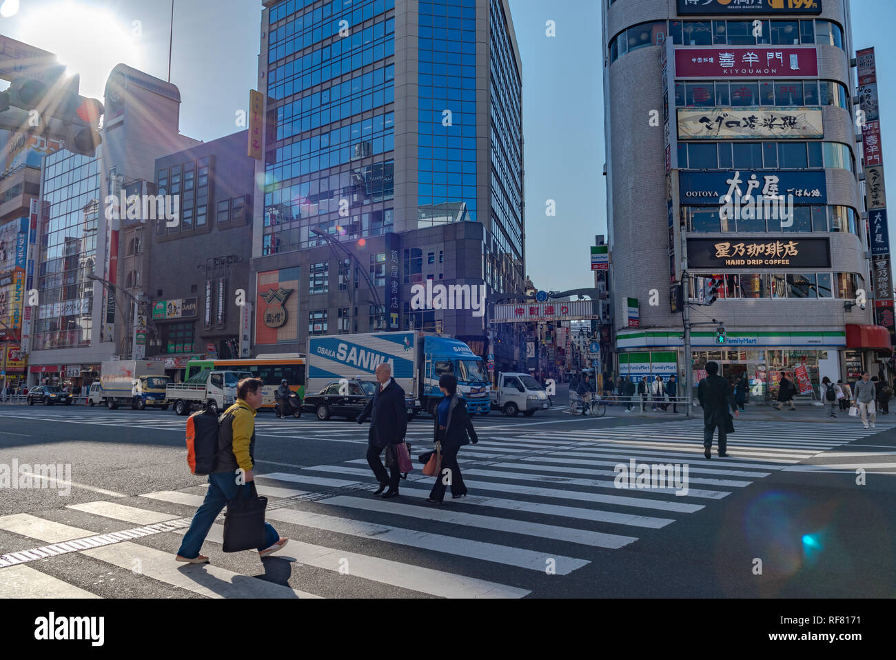 Pedoni affollata che si incrociano in corrispondenza al di fuori della stazione di Ueno a Tokyo in Giappone. I pedoni a passeggiare e a fare shopping presso il quartiere di Ueno in vacanza. Foto Stock
