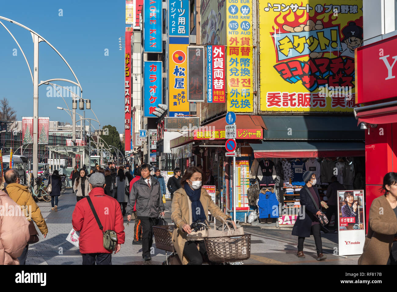 Pedoni affollata che si incrociano in corrispondenza al di fuori della stazione di Ueno a Tokyo in Giappone. I pedoni a passeggiare e a fare shopping presso il quartiere di Ueno in vacanza. Foto Stock