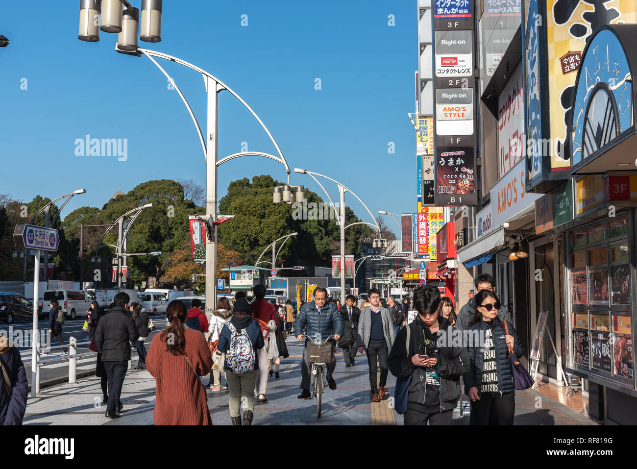 Pedoni affollata che si incrociano in corrispondenza al di fuori della stazione di Ueno a Tokyo in Giappone. I pedoni a passeggiare e a fare shopping presso il quartiere di Ueno in vacanza. Foto Stock