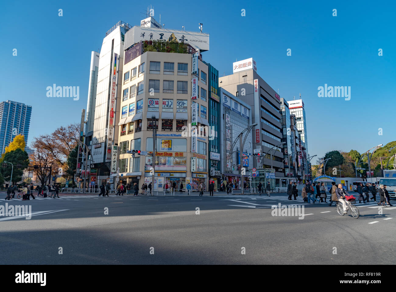 Pedoni affollata che si incrociano in corrispondenza al di fuori della stazione di Ueno a Tokyo in Giappone. I pedoni a passeggiare e a fare shopping presso il quartiere di Ueno in vacanza. Foto Stock