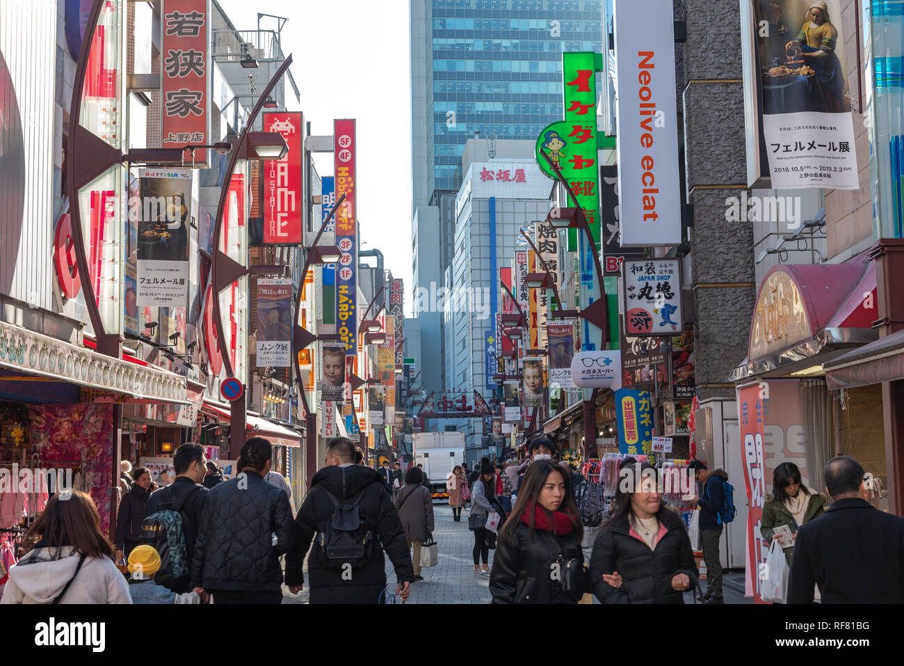 Ameyoko o Ameyayokocho mercato vicino a stazione di Ueno. Una delle principali strade dello shopping in Tokyo. Annunci di testo Nome mercato e negozi fornitori inclusi orologi Foto Stock