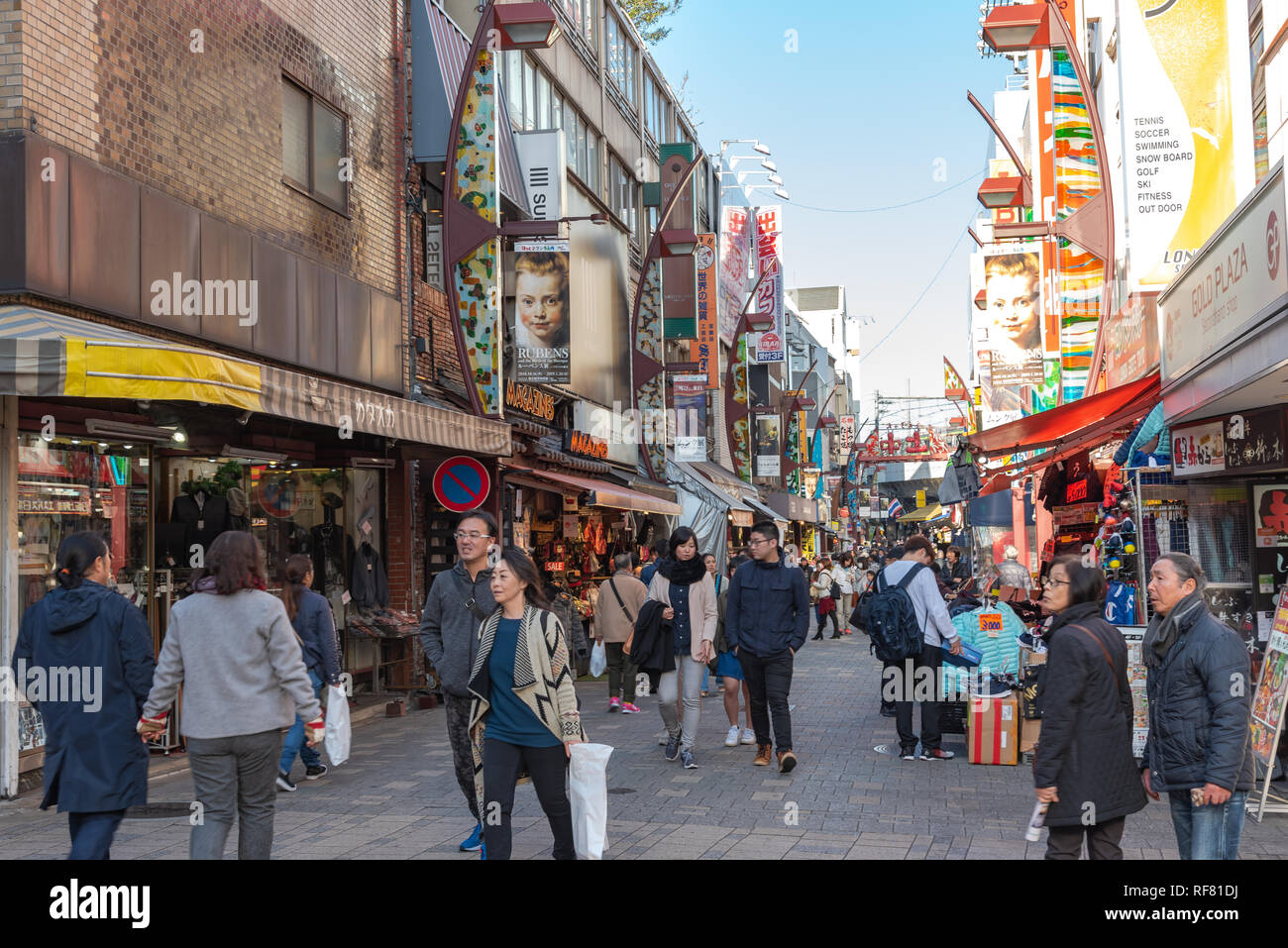 Ameyoko o Ameyayokocho mercato vicino a stazione di Ueno. Una delle principali strade dello shopping in Tokyo. Annunci di testo Nome mercato e negozi fornitori inclusi orologi Foto Stock