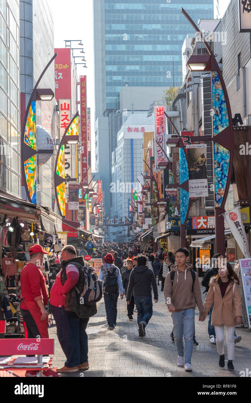Ameyoko o Ameyayokocho mercato vicino a stazione di Ueno. Una delle principali strade dello shopping in Tokyo. Annunci di testo Nome mercato e negozi fornitori inclusi orologi Foto Stock