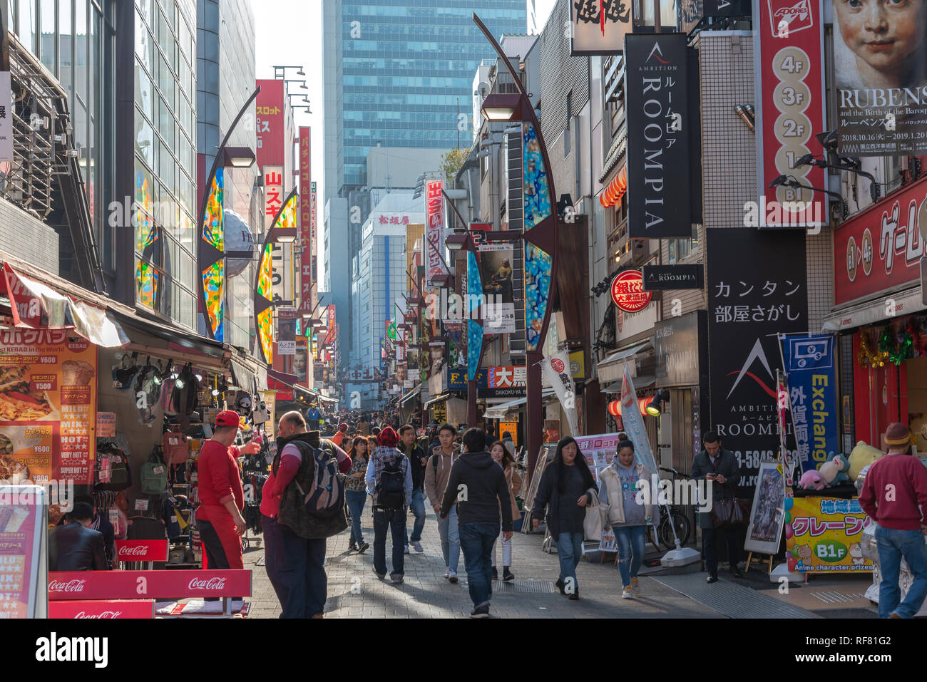 Ameyoko o Ameyayokocho mercato vicino a stazione di Ueno. Una delle principali strade dello shopping in Tokyo. Annunci di testo Nome mercato e negozi fornitori inclusi orologi Foto Stock