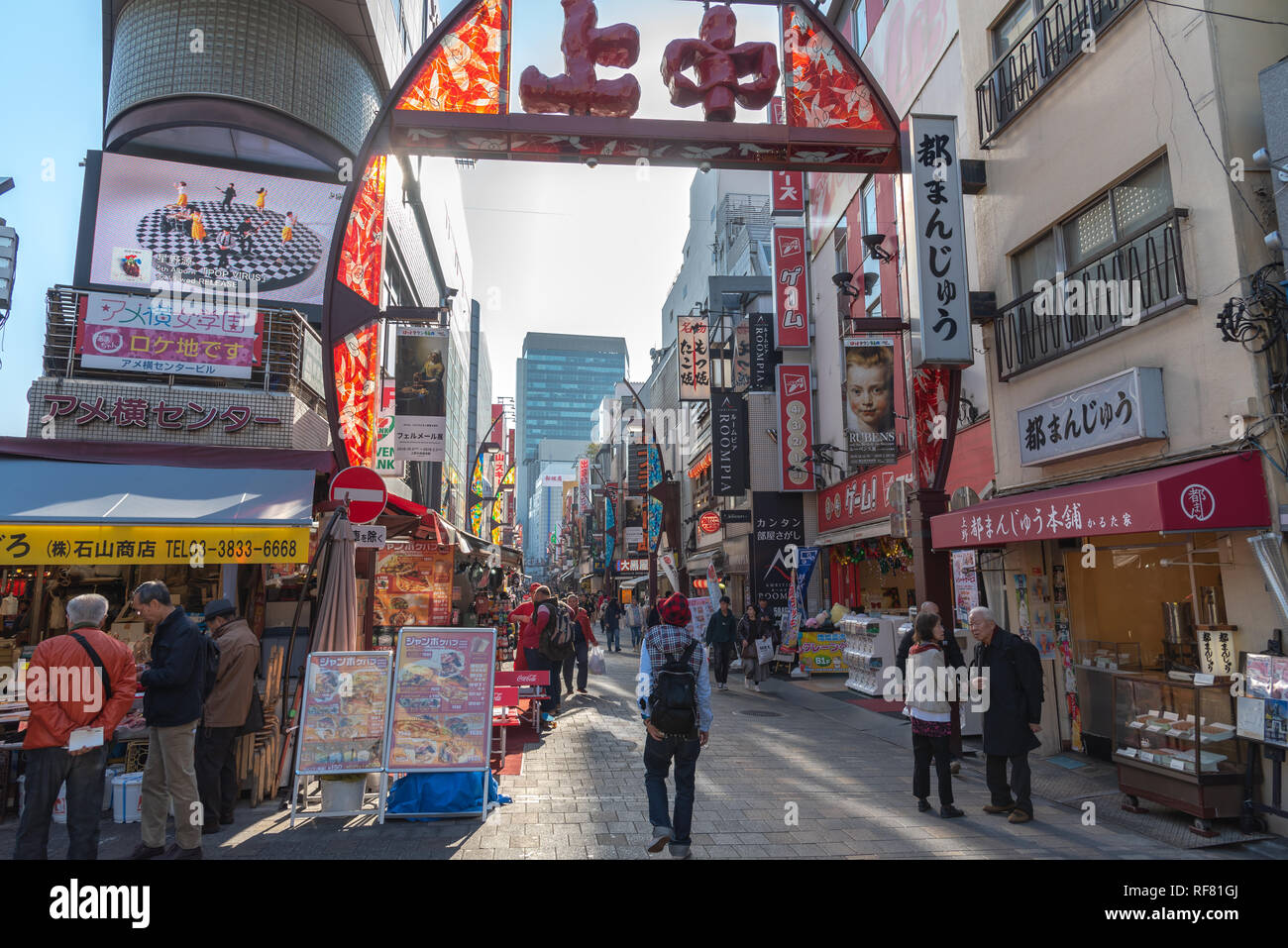 Ameyoko o Ameyayokocho mercato vicino a stazione di Ueno. Una delle principali strade dello shopping in Tokyo. Annunci di testo Nome mercato e negozi fornitori inclusi orologi Foto Stock
