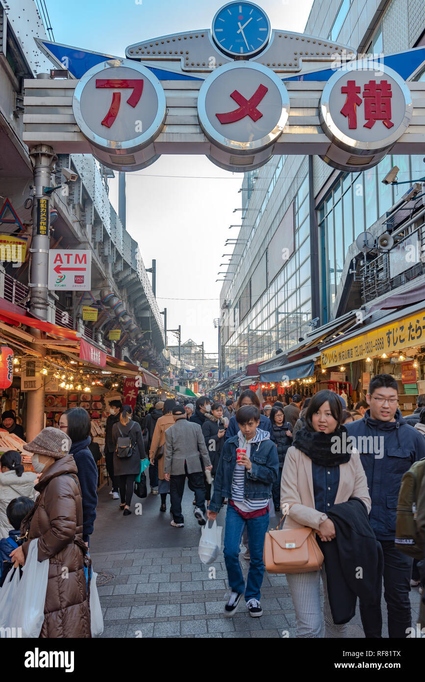 Ameyoko o Ameyayokocho mercato vicino a stazione di Ueno. Una delle principali strade dello shopping in Tokyo. Annunci di testo Nome mercato e negozi fornitori inclusi orologi Foto Stock
