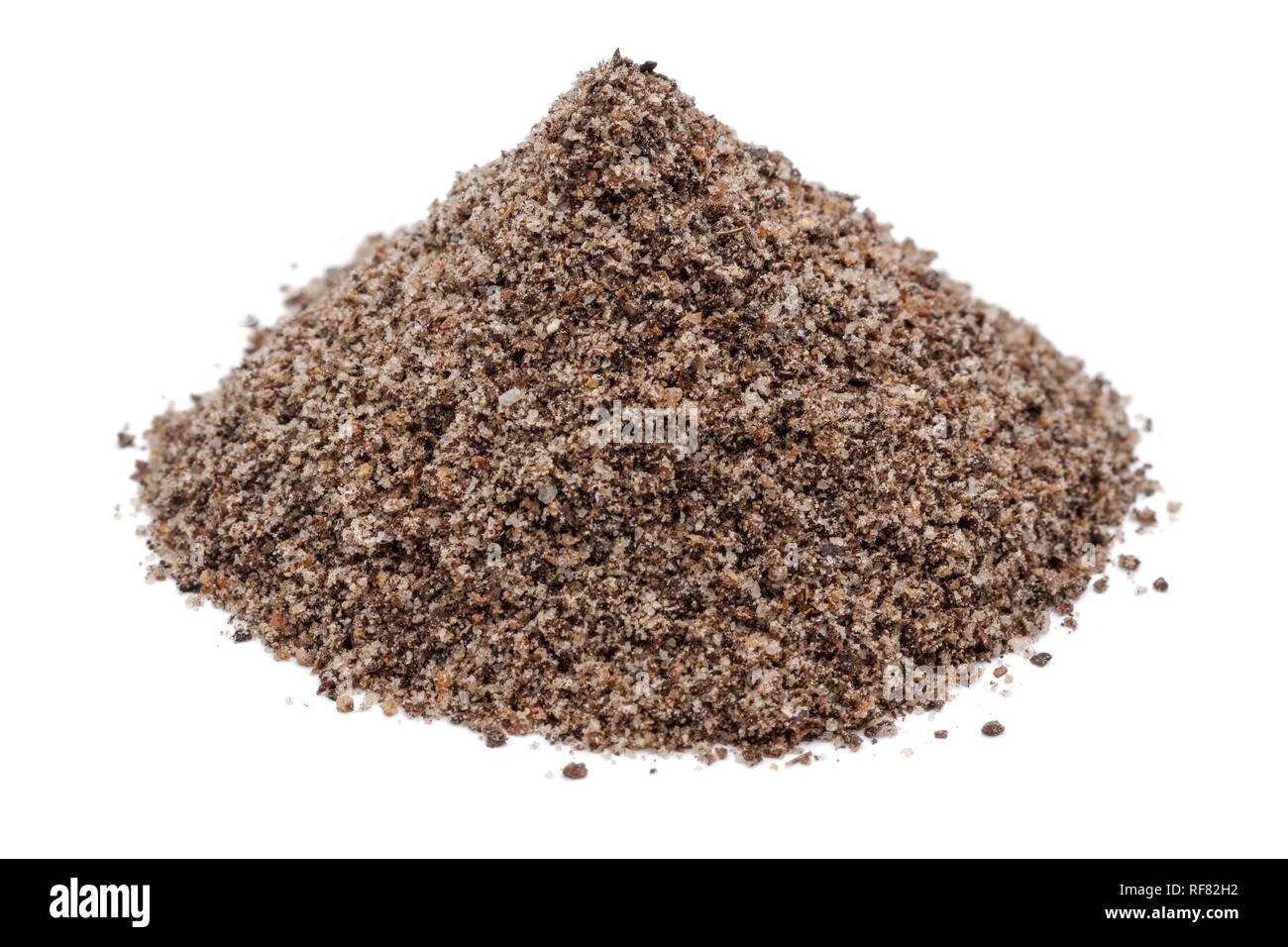 Cumulo di massa peppe nero isolato su sfondo bianco Foto Stock