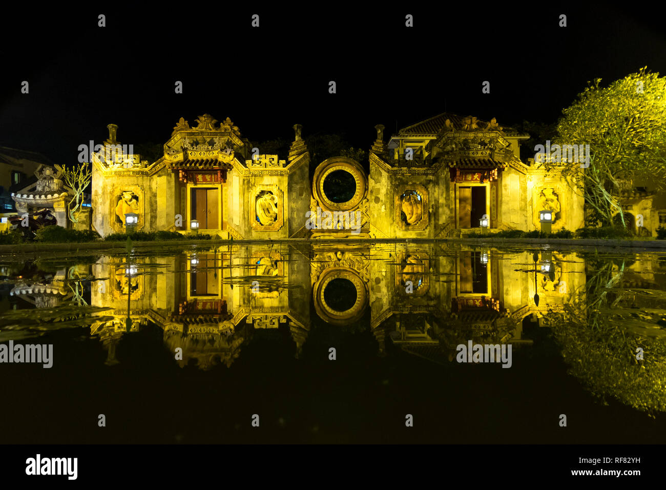 La splendida Tam Quan chua Ba Mu il tempio Cinese e stagno riflettente in Hoi An, Vietnam. Foto Stock