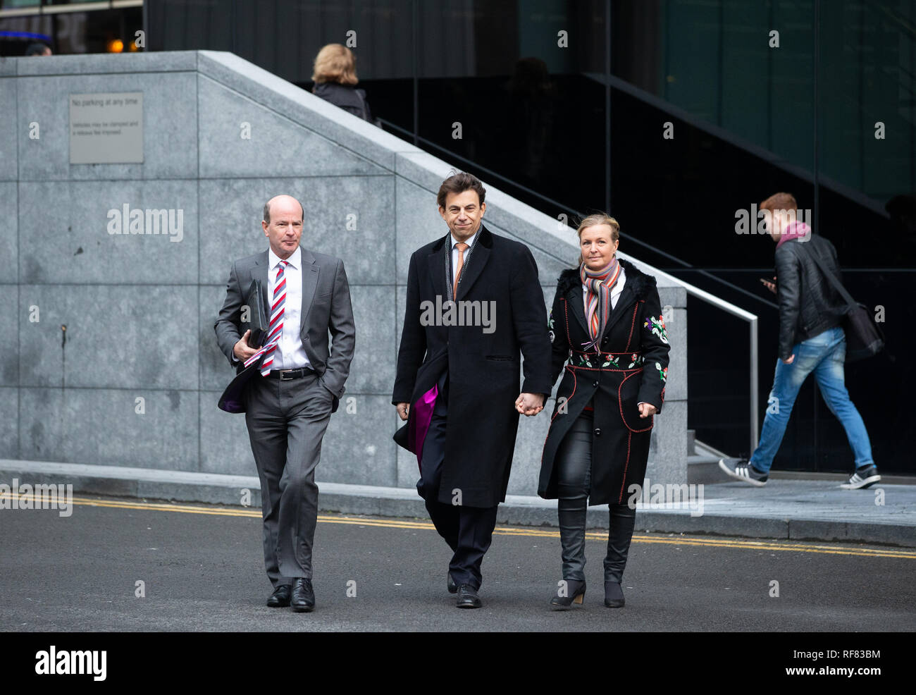 Carl Rogberg, arriva a Southwark Crown Court con sua moglie Amanda. Egli è stato cancellato di frode e di falso in bilancio. Foto Stock