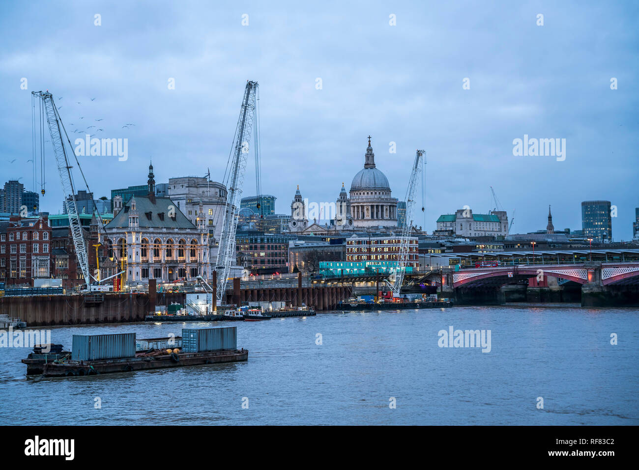 Lo skyline di Londra und die Themse in der Abenddämmerung, Vereinigtes Königreich Großbritannien, Europa | Skyline con il Tamigi all'imbrunire, Londra, grande Brita Foto Stock