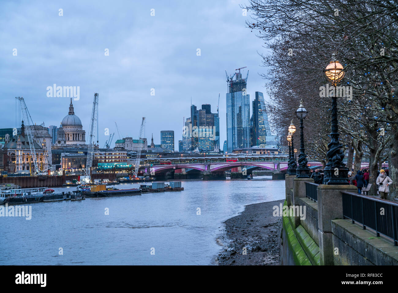 Lo skyline di Londra und die Themse in der Abenddämmerung, Vereinigtes Königreich Großbritannien, Europa | Skyline con il Tamigi all'imbrunire, Londra, grande Brita Foto Stock