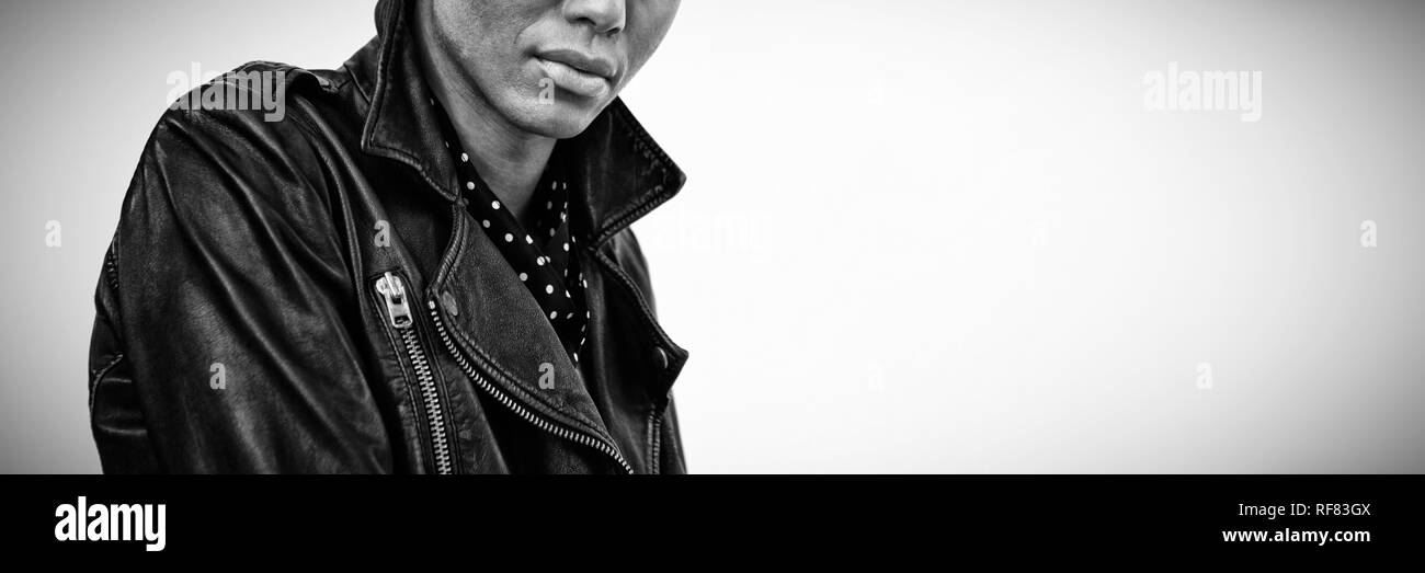 Transgender donna in piedi contro uno sfondo bianco Foto Stock