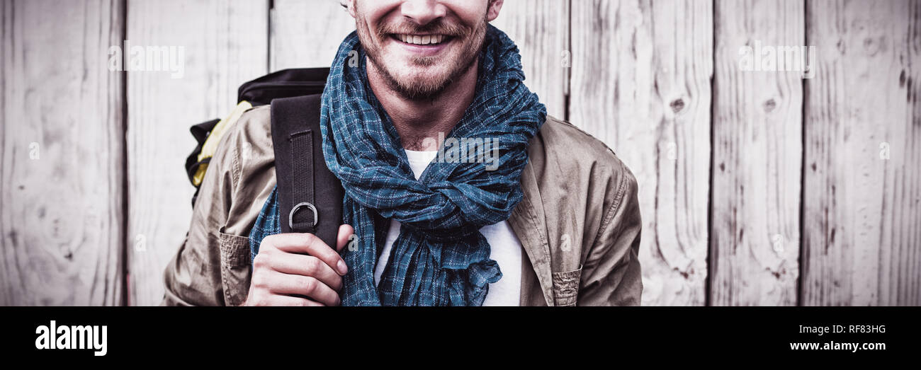 Giovane uomo che porta uno zaino Foto Stock