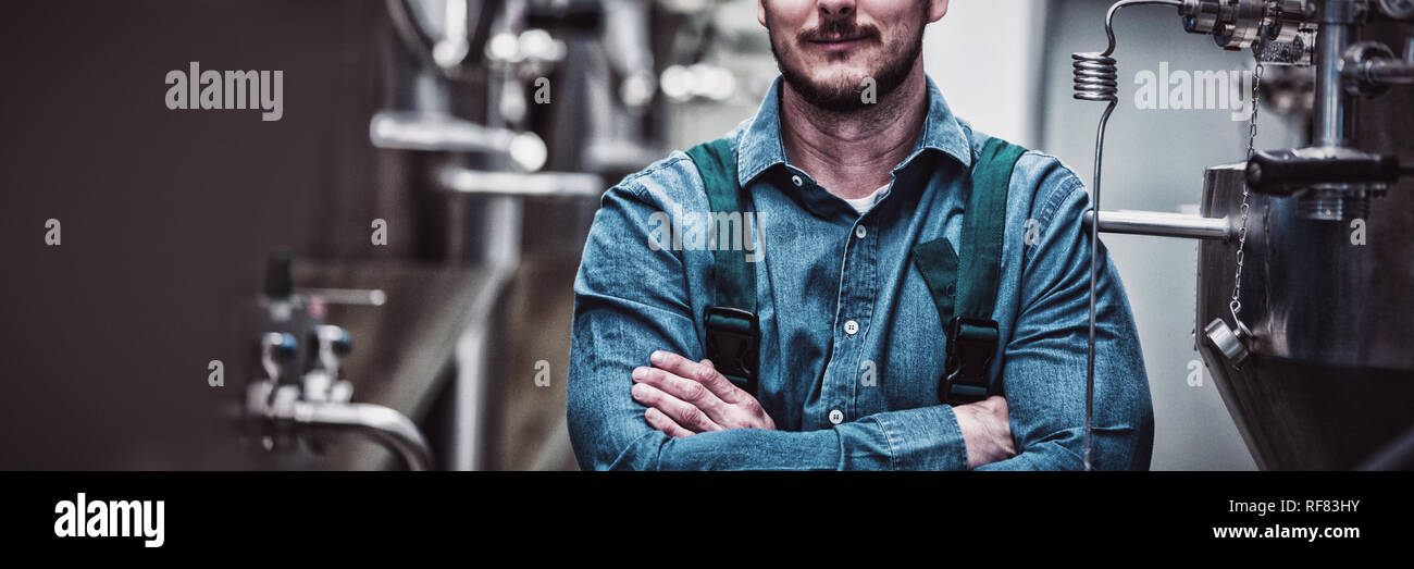 Ritratto di lavoratore di manutenzione presso la fabbrica di birra Foto Stock