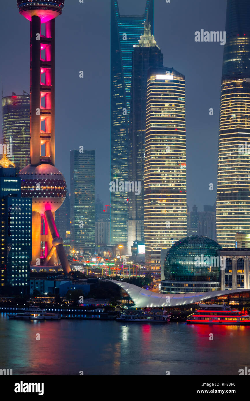 Vista notturna a Shanghai in Cina, fiume Huangpu e bund. Foto Stock