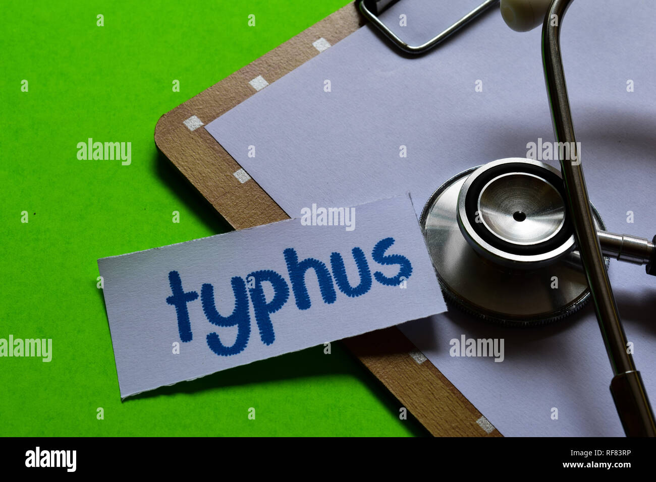 Thypus sul concetto di assistenza sanitaria ispirazione con sfondo verde Foto Stock