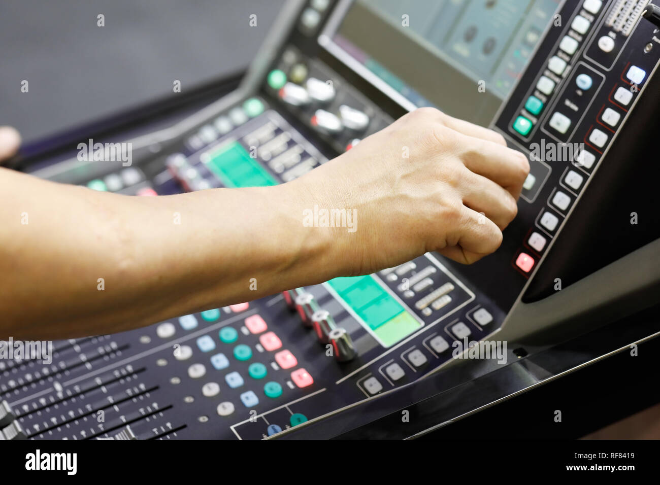 Ingegnere del suono lavora con mixer audio durante i concerti. Foto Stock