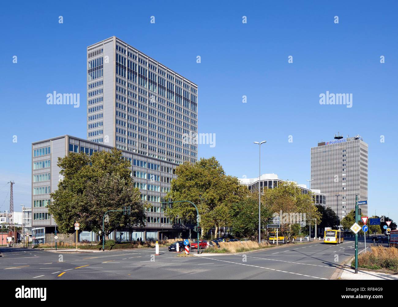 Rheinstahlhaus, torre di uffici del Gruppo ThyssenKrupp e assegno postale ufficio o Postbank Tower, Essen, la zona della Ruhr Foto Stock