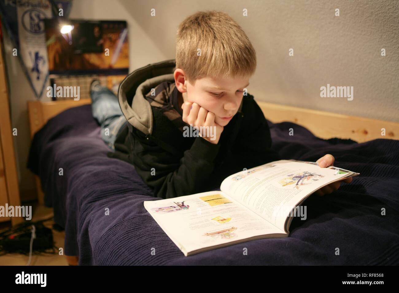 DEU, Germania: Boy, allievo sta facendo i suoi compiti per la scuola, gli studi di lingua Inglese Foto Stock