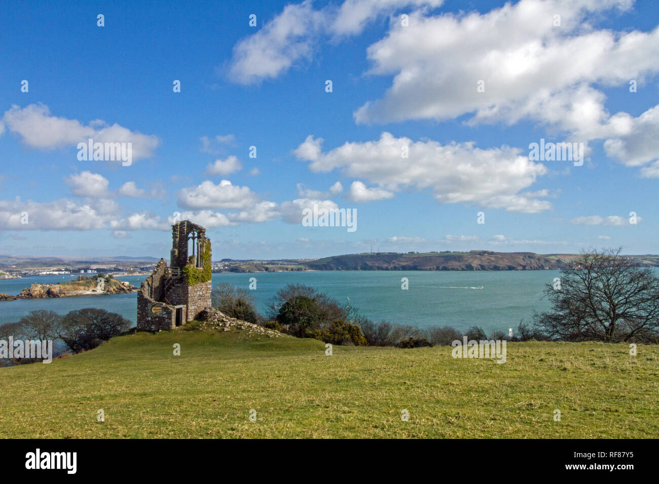 Mount Edgcumbe Park follia . Si affaccia sul Plymouth Sound e altezze Staddon in distanza Foto Stock