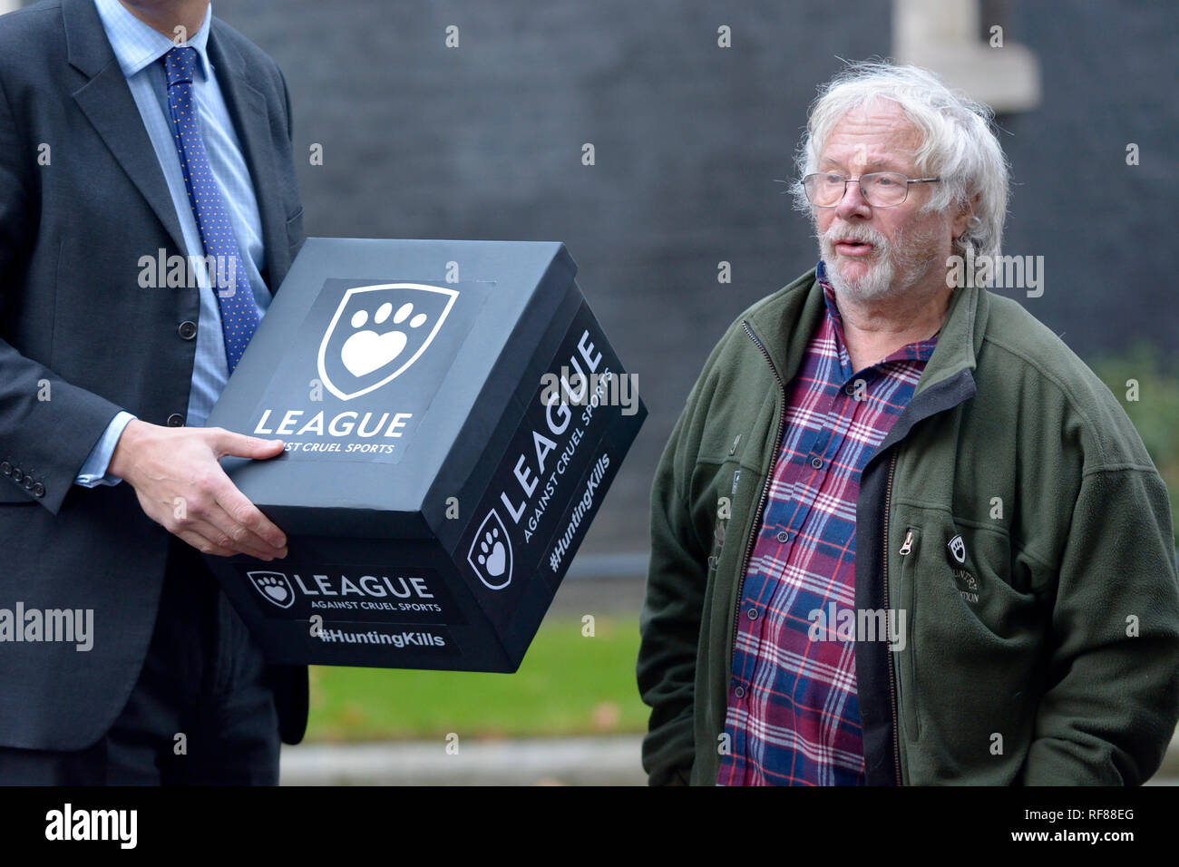 Bill Oddie e membri della Lega contro la crudele Sport offrendo una petizione al 10 di Downing Street, 19 Dicembre 2018 Foto Stock
