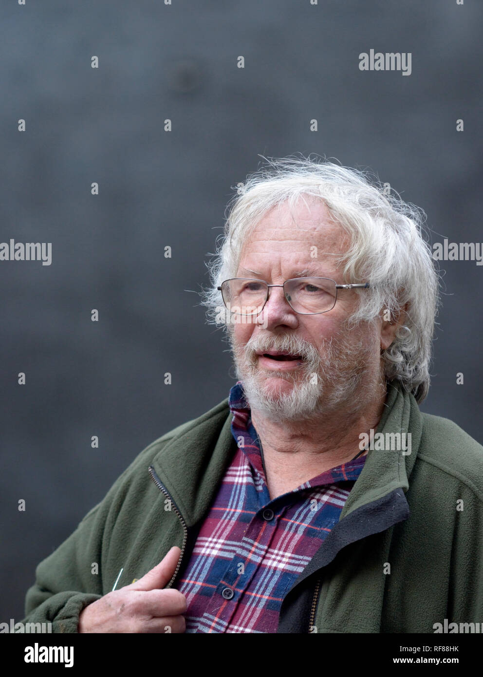 Bill Oddie offrendo una petizione al 10 di Downing Street, 19 dicembre 2018, con i membri della Lega contro la crudele Sport Foto Stock