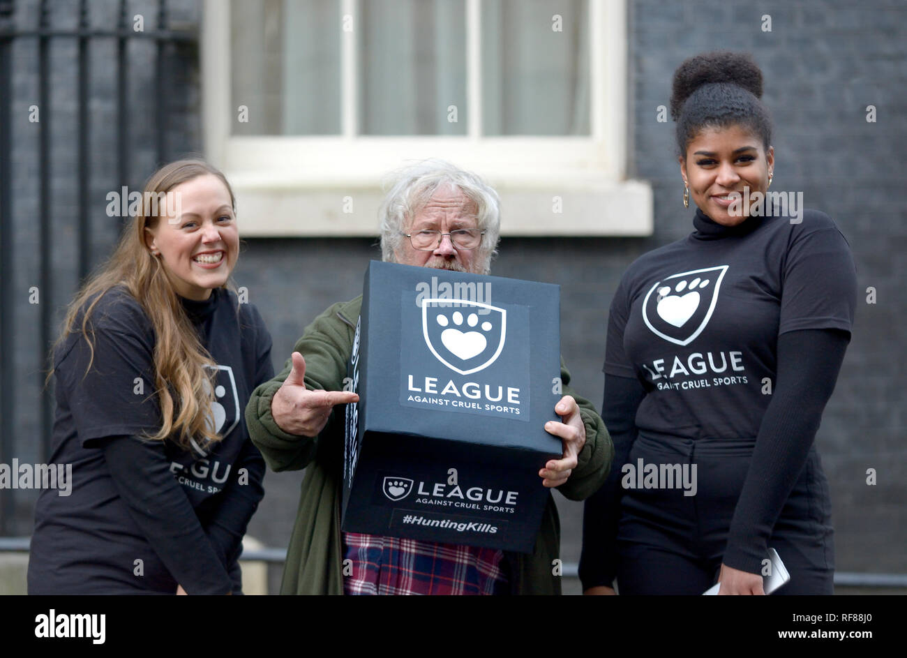 Bill Oddie e membri della Lega contro la crudele Sport offrendo una petizione al 10 di Downing Street, 19 Dicembre 2018 Foto Stock